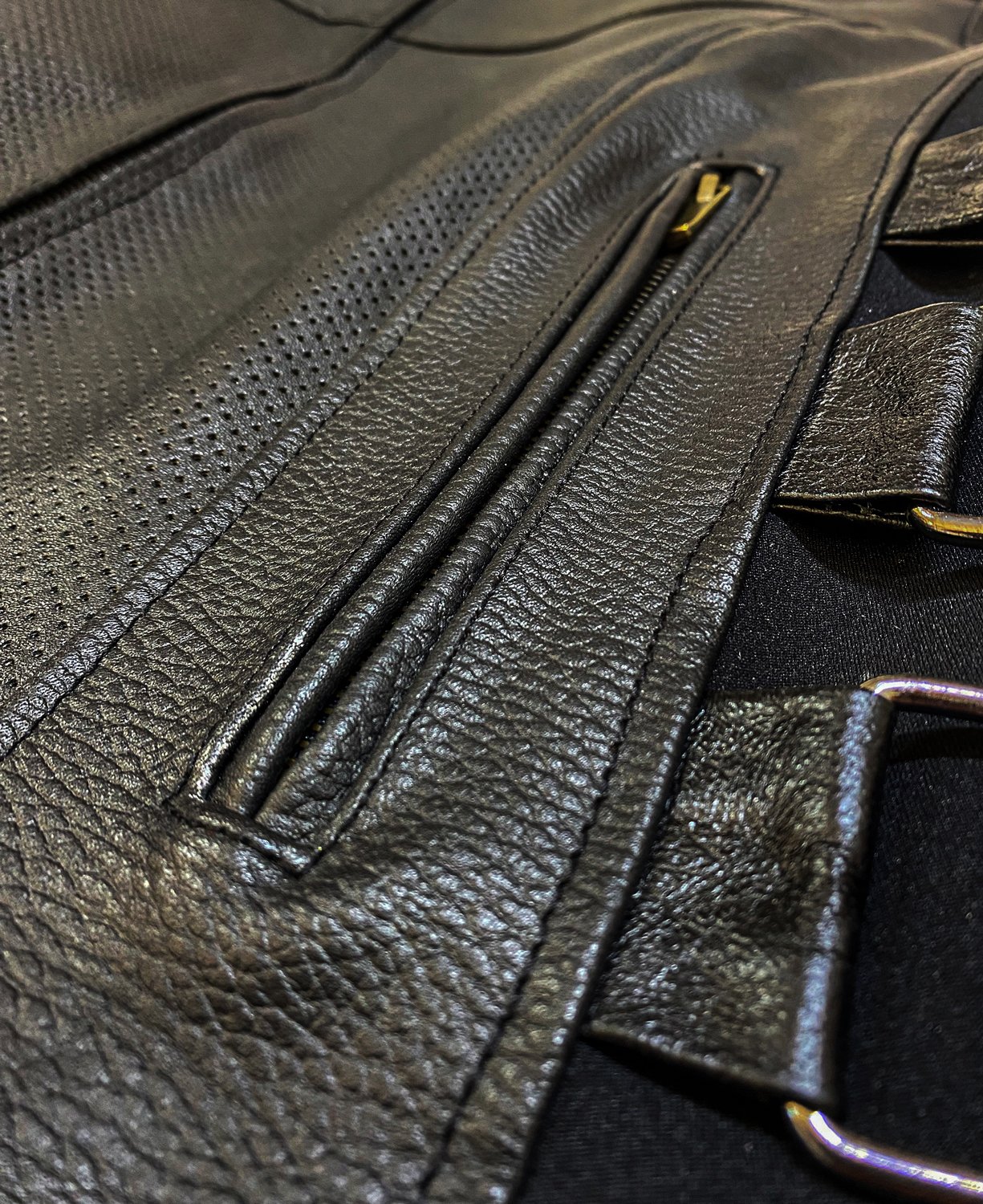 Erkek Siyah Deri Motorcu Yeleği | Ayarlanabilir Tokalı ve Cepli - Görsel 3